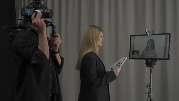 Direktur Wanita Dan Juru Kamera Dengan Kamera Studio Depan Monitor — Stok Video