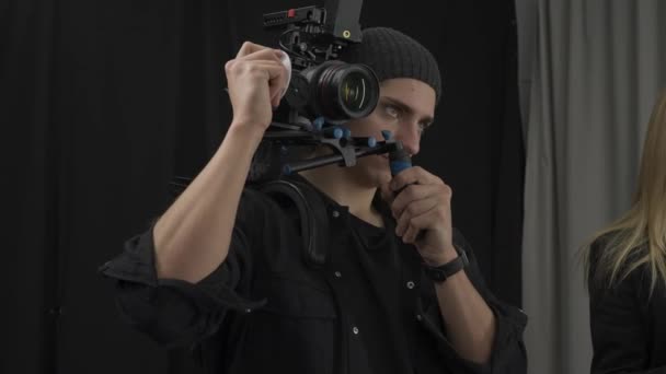 Caméraman Mâle Filmant Des Images Sur Caméscope Professionnel Sur Support — Video