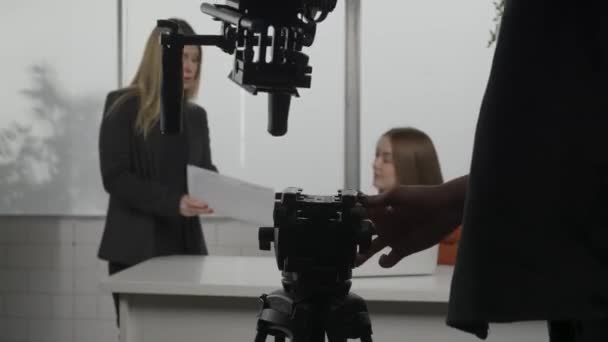 Екіпаж Готується Зйомок Студії Відеооператор Встановлює Камеру Тринозі Жіночий Продюсер — стокове відео