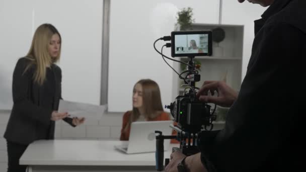 Cameraman Zet Videocamera Een Statief Vrouwelijke Producent Bespreekt Het Storyboard — Stockvideo