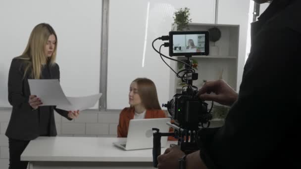 Cameraman Bezig Met Het Opzetten Van Videocamera Vrouwelijke Producent Bespreekt — Stockvideo