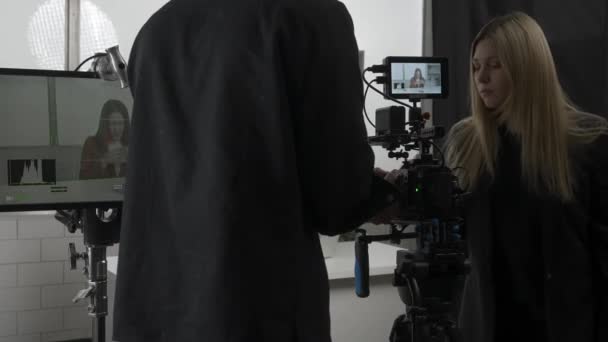 Provozovatel Producent Zkontrolují Nastavení Videokamery Před Začátkem Natáčení Hostitelka Sedí — Stock video