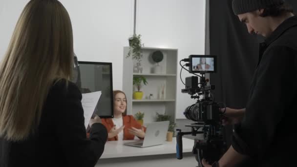 Πλήρωμα Στα Παρασκήνια Γυναίκα Παραγωγός Κάμεραμαν Κάμερα Στο Στούντιο Κατά — Αρχείο Βίντεο
