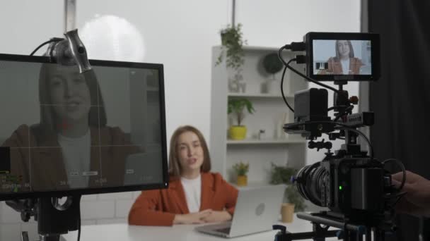 Televizyon Dizisinin Çekimleri Sahne Arkasında Kadın Bir Sunucusuyla Bir Programının — Stok video