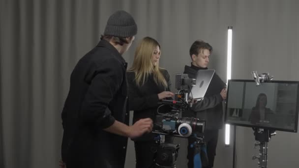 Vrouwelijke Producent Cameraman Lichttechnicus Studio Tijdens Het Filmen Lichttechnicus Verlichting — Stockvideo