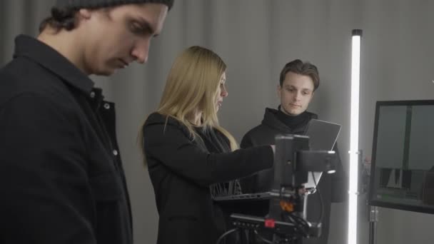 Γυναίκα Παραγωγός Χειριστής Κάμερας Τεχνικός Φωτισμού Στο Στούντιο Κατά Διάρκεια — Αρχείο Βίντεο