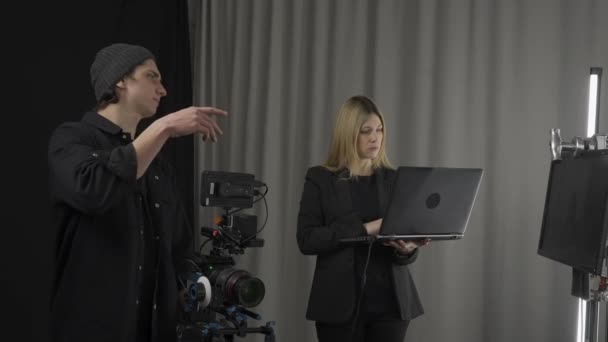 Crew Backstage Female Producer Laptop Cameraman Lighting Technician Busy Preparing — Stock Video