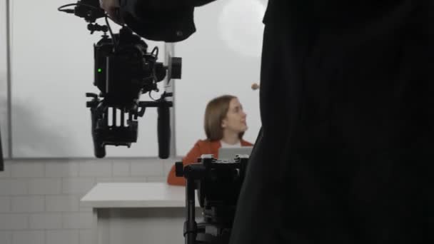 Equipa Preparar Para Filmar Estúdio Videógrafo Monta Câmera Tripé Mulher — Vídeo de Stock