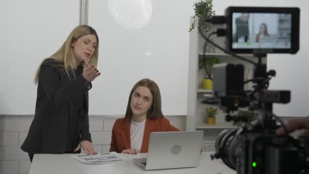 Productrice Discute Storyboard Avec Présentatrice Devant Caméra Productrice Acquiesce Négativement — Video