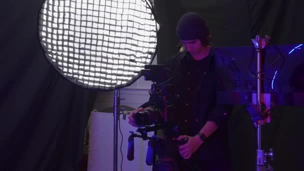 Kamerzysta Ustawia Kamerę Technik Oświetleniowy Ustawia Oświetlenie Przygotowując Się Nagrywania — Wideo stockowe