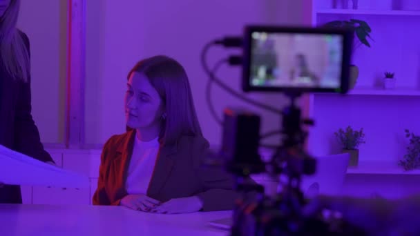 Female Presenter Listens Attentively Female Producer Storyboard Operator Sets Camera — Stock Video
