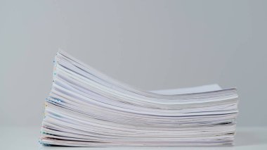İş yeri evrakları, rutin yaratıcı reklam konsepti. Kağıt kağıtların beyaz arkaplanda zaman aşımı. İşletme kâğıdı dosyalarının hareket animasyonunu durdur. Masada şarjörlü dokümanlar yığını.