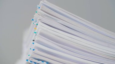 İş yeri evrakları, rutin yaratıcı reklam konsepti. Kağıt kağıtların beyaz arkaplanda zaman aşımı. İşletme kâğıdı belgelerinin masadaki klipslerle canlandırılmasını durdur, kapat.