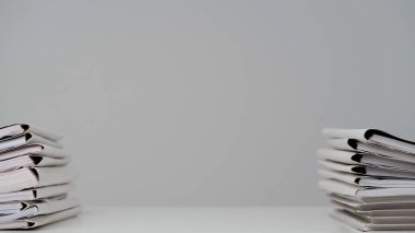 İş yeri evrakları, rutin yaratıcı reklam konsepti. Kağıt kağıtların beyaz arkaplanda zaman aşımı. Masasında dokümanlar olan iki iş kağıt klasörünün hareket animasyonunu durdur.