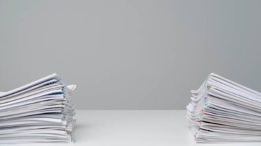 İş yeri evrakları, rutin yaratıcı reklam konsepti. Kağıt kağıtların beyaz arkaplanda zaman aşımı. Benzer iki destenin hareket animasyonunu durdurun. Masada iş evrakları var..