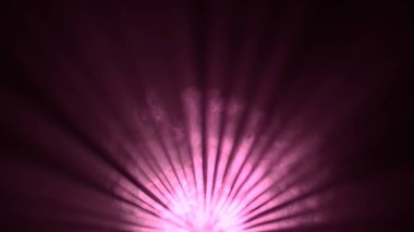 Profesyonel sahne ekipmanları ve yıldırım yaratıcı reklam konsepti. Projektör pusunun stüdyo görüntüsü siyah arkaplanda izole edildi. Pembe neon ışıklar parlıyor. Duman sette hareket ediyor..
