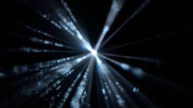 Profesyonel sahne ekipmanları ve yıldırım yaratıcı reklam konsepti. Projektör pusunun stüdyo görüntüsü siyah arkaplanda izole edildi. Güzel mavi ışık huzmeleri üstten dumanla parlıyor.