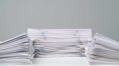 Ofis evrakları ve yaratıcı reklam konsepti. Zaman aşımına uğramış kağıt çarşaflar. Masada azalan iş ya da eğitim kâğıdı yığınlarının hareket hareketlerini durdur
