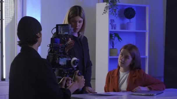 Produtor Feminino Videógrafo Masculino Uma Apresentadora Discutem Storyboard Antes Início — Vídeo de Stock