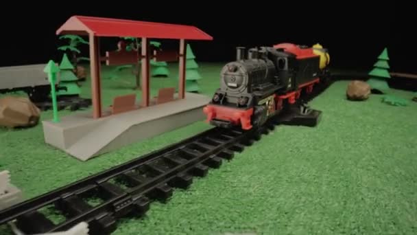Model Childrens Plastic Steam Train Freight Cars Driving Tracks Amidst — Stock Video