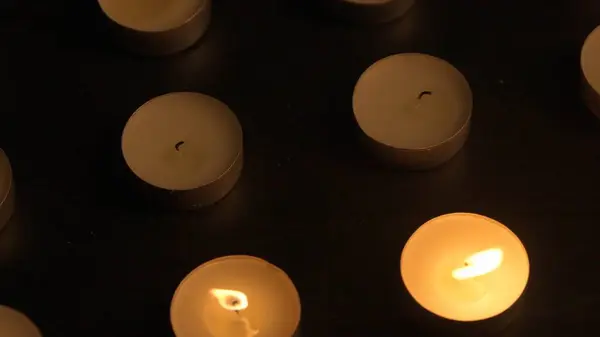点着蜡烛蜡烛在黑色的背景下燃烧 风一吹 火焰就会移动 纪念日的概念 广告和设计项目的背景 — 图库照片