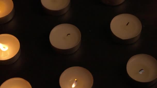 Řady Hořících Svíček Svíčky Hoří Zhasínají Když Fouká Vítr Koncept — Stock video