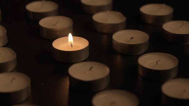 Ένα Σπίρτο Αγγίζει Κερί Και Ζωντανεύει Μια Ζεστή Φλόγα Μια — Αρχείο Βίντεο