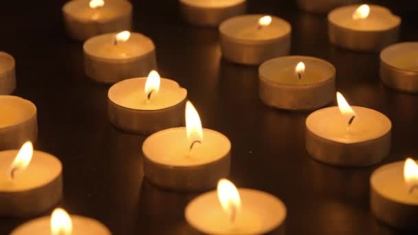 Σειρές Από Αναμμένα Κεριά Κεριά Καίνε Μαύρο Φόντο Και Φλόγες — Αρχείο Βίντεο
