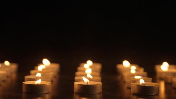 Řady Hořících Svíček Svíčky Hoří Černém Pozadí Plameny Pohybují Když — Stock video