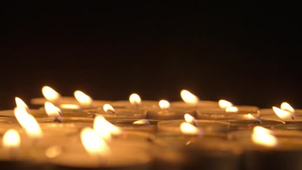 Reihen Brennender Kerzen Die Kerzen Brennen Vor Schwarzem Hintergrund Und — Stockvideo