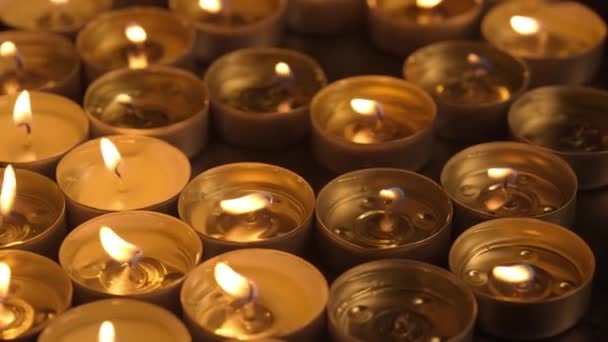 Рядки Палаючих Свічок Свічки Горять Полум Рухається Коли Дме Вітер — стокове відео