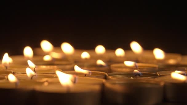 Σειρές Από Αναμμένα Κεριά Κεριά Καίγονται Και Σβήνουν Όταν Φυσάει — Αρχείο Βίντεο