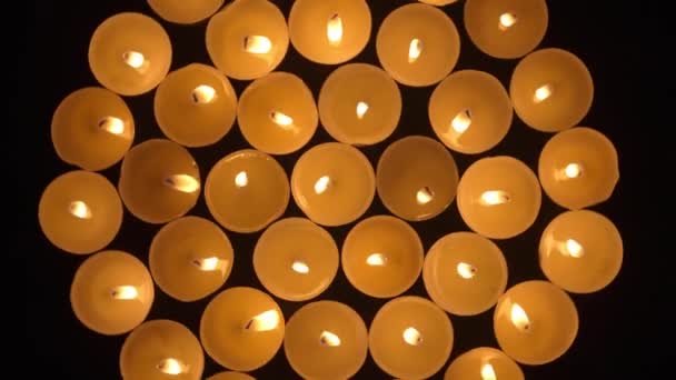 Draufsicht Brennender Kerzen Auf Schwarzem Hintergrund Sanft Warmes Licht Aus — Stockvideo
