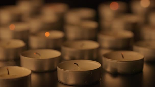 Viele Brennende Kerzen Mit Warmem Flammenlicht Die Kerzen Werden Gleichzeitig — Stockvideo