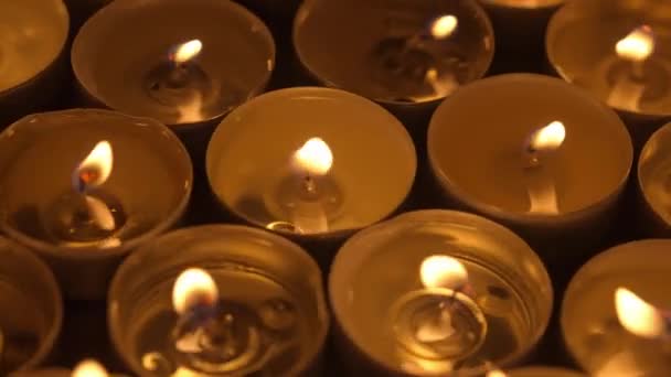 Многие Горящие Свечи Расплавленным Воском Мягкий Теплый Свет Огня Создает — стоковое видео