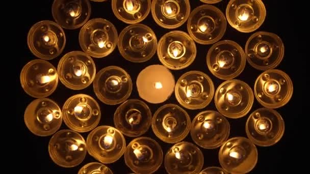 Πολλά Αναμμένα Κεριά Λιωμένο Κερί Μαλακό Ζεστό Φως Από Φωτιά — Αρχείο Βίντεο