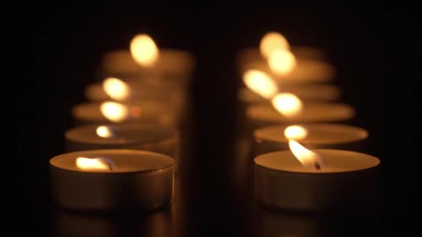 Δύο Σειρές Αναμμένων Κεριών Κεριά Καίνε Μαύρο Φόντο Και Φλόγες — Αρχείο Βίντεο