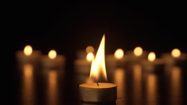 Κάψιμο Κεριών Κεριά Καίνε Μαύρο Φόντο Και Φλόγες Κινούνται Όταν — Αρχείο Βίντεο