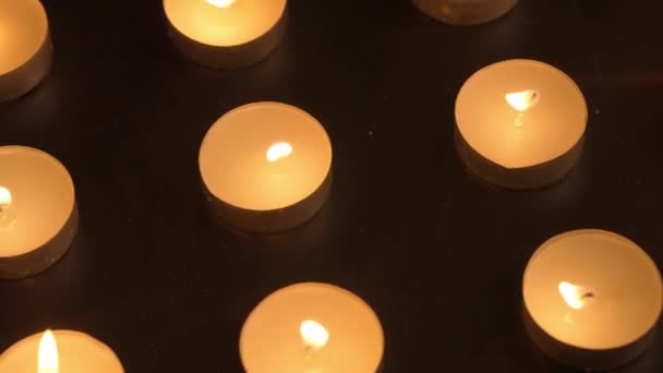 Brennende Kerzen Die Kerzen Brennen Vor Schwarzem Hintergrund Und Die — Stockvideo