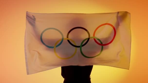 Sportflaggen Werbekonzept Personensilhouette Mit Großer Fahne Mit Fünf Ringen Vor — Stockvideo