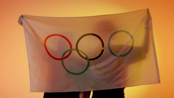 Koncepcja Reklamy Flag Sportowych Sylwetki Osób Posiadających Dużą Flagę Pięcioma — Wideo stockowe