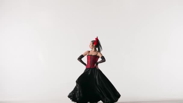 Moderní Choreografie Tanec Tanečnice Tančící Bílém Pozadí Žena Flamenco Stylu — Stock video