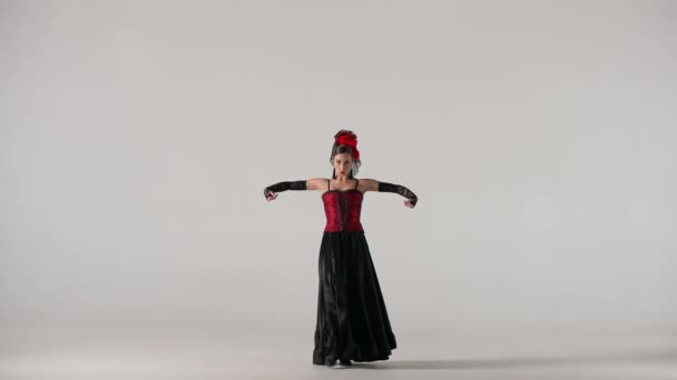 Moderne Choreografie Dans Vrouwendanseres Dansend Witte Achtergrond Vrouw Flamenco Stijl — Stockvideo