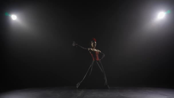 Moderne Choreografie Dans Vrouw Dansend Zwarte Achtergrond Onder Spotlights Spaanse — Stockvideo