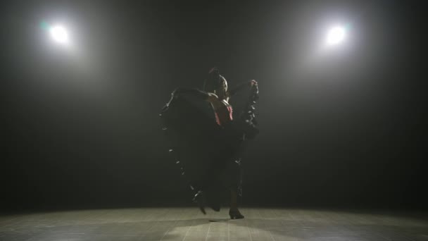 Moderní Choreografie Tanec Žena Tančící Černém Pozadí Pod Reflektory Španělská — Stock video
