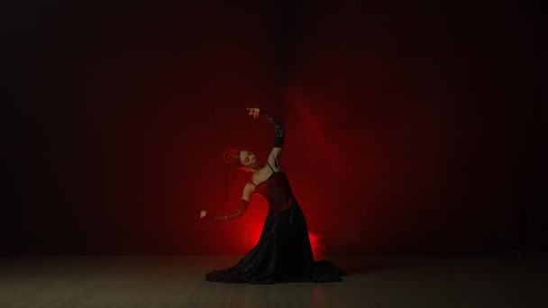 Moderní Choreografie Tanec Žena Tančí Černém Pozadí Červeným Světlem Kouřem — Stock video