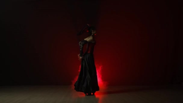 Coreografía Moderna Baile Mujer Bailando Sobre Fondo Negro Con Luz — Vídeo de stock