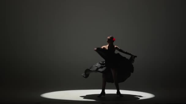 Modern Koreografi Och Dans Kvinna Dansar Svart Bakgrund Spotlights Spanska — Stockvideo