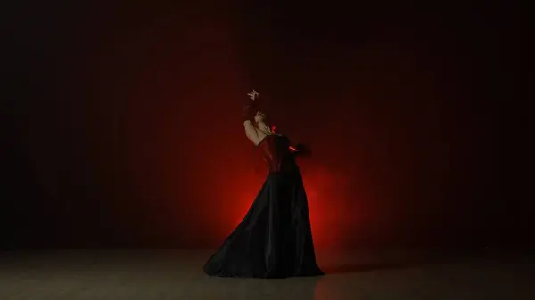 Moderne Choreographie Und Tanz Frau Tanzt Auf Schwarzem Hintergrund Mit — Stockfoto