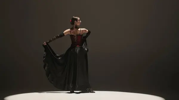 Σύγχρονη Χορογραφία Ένας Χορός Γυναίκα Χορεύει Μαύρο Φόντο Κάτω Από — Φωτογραφία Αρχείου